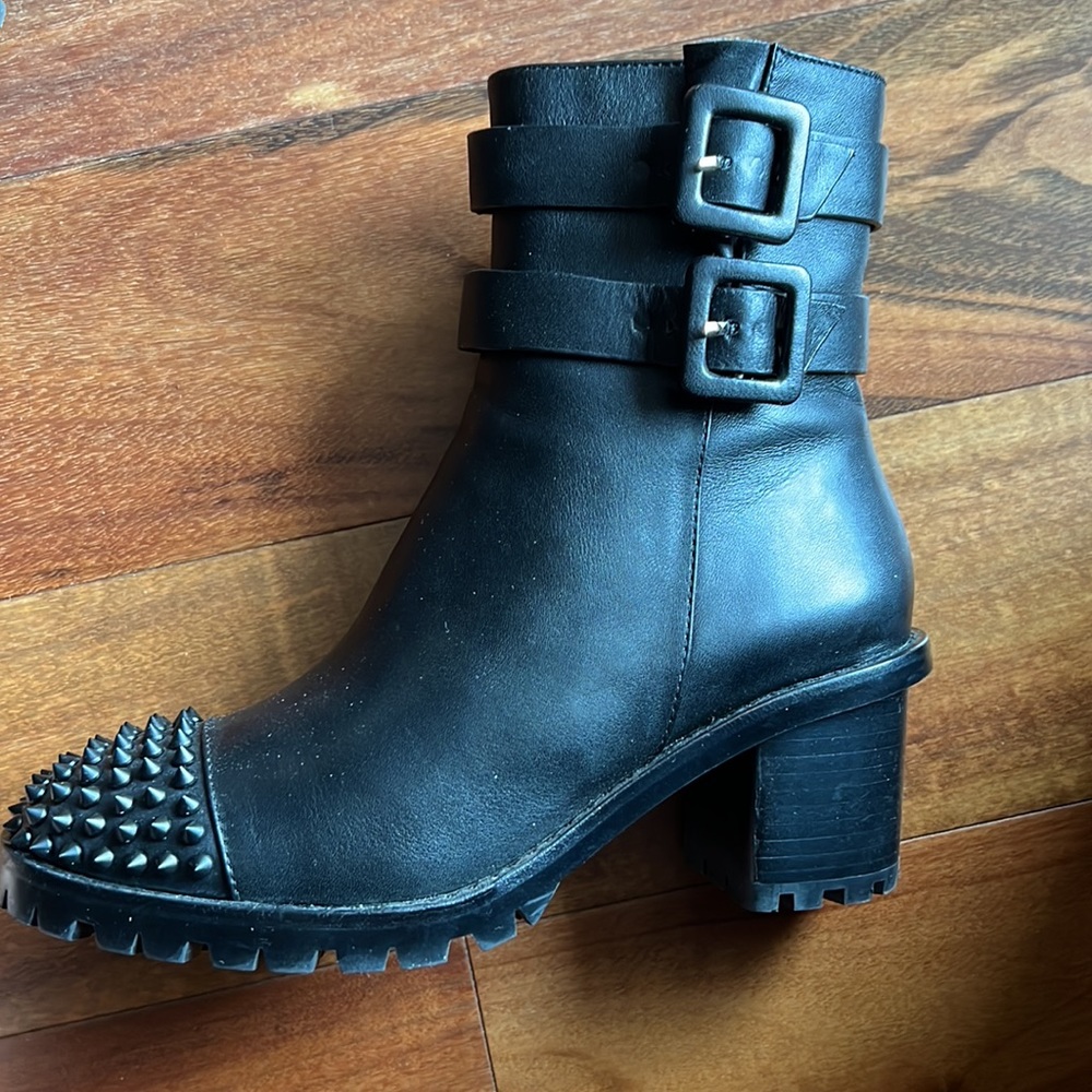 Black,leather boots,excellent condition,like new.Size 36. Has zipper. - Picture 3 of 6